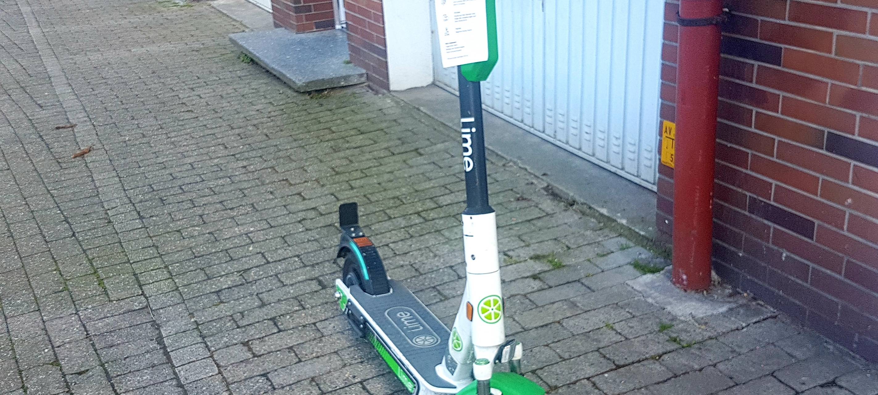 Neue E-Scooter stehen gern mal im Weg