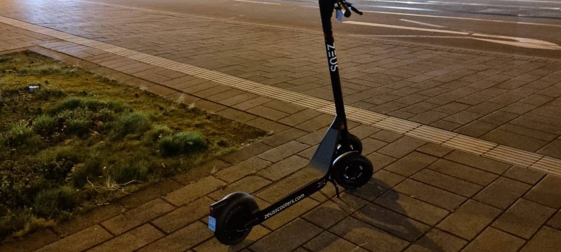 Neue E-Scooter stehen gern mal im Weg