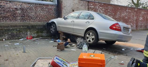 Autofahrer fährt Fußgänger um