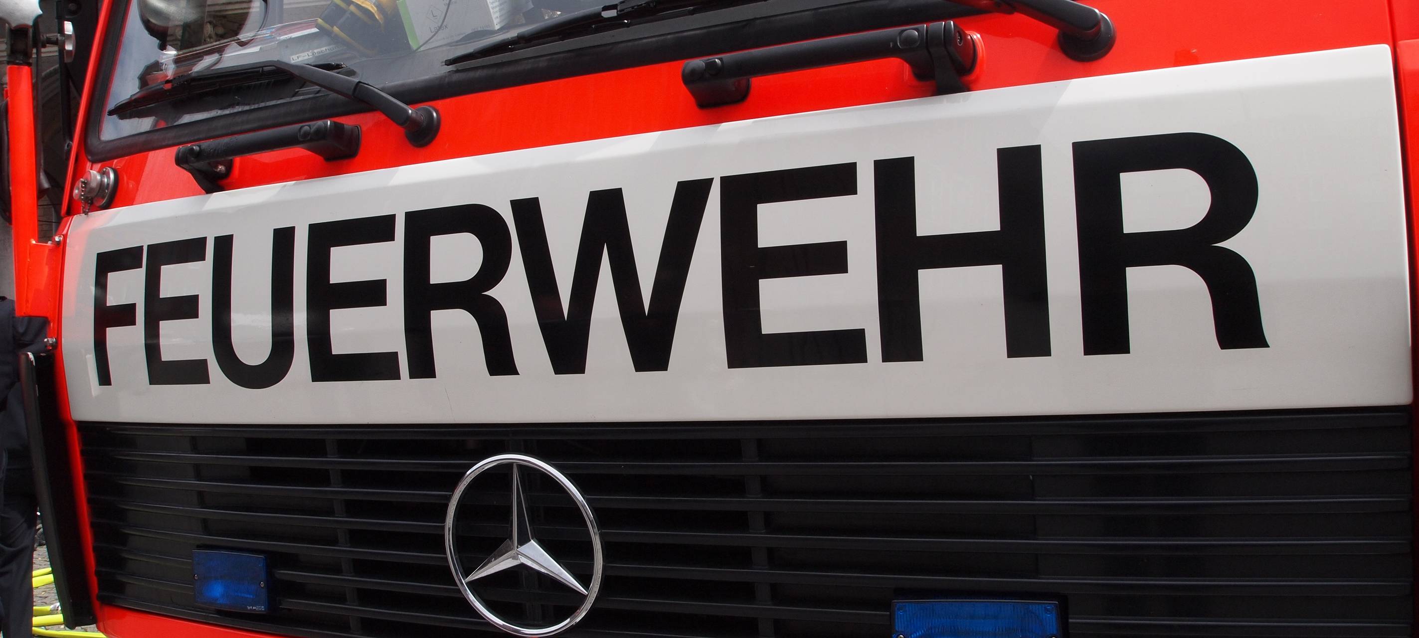 Unbekannte werfen Steine auf Feuerwehrleute