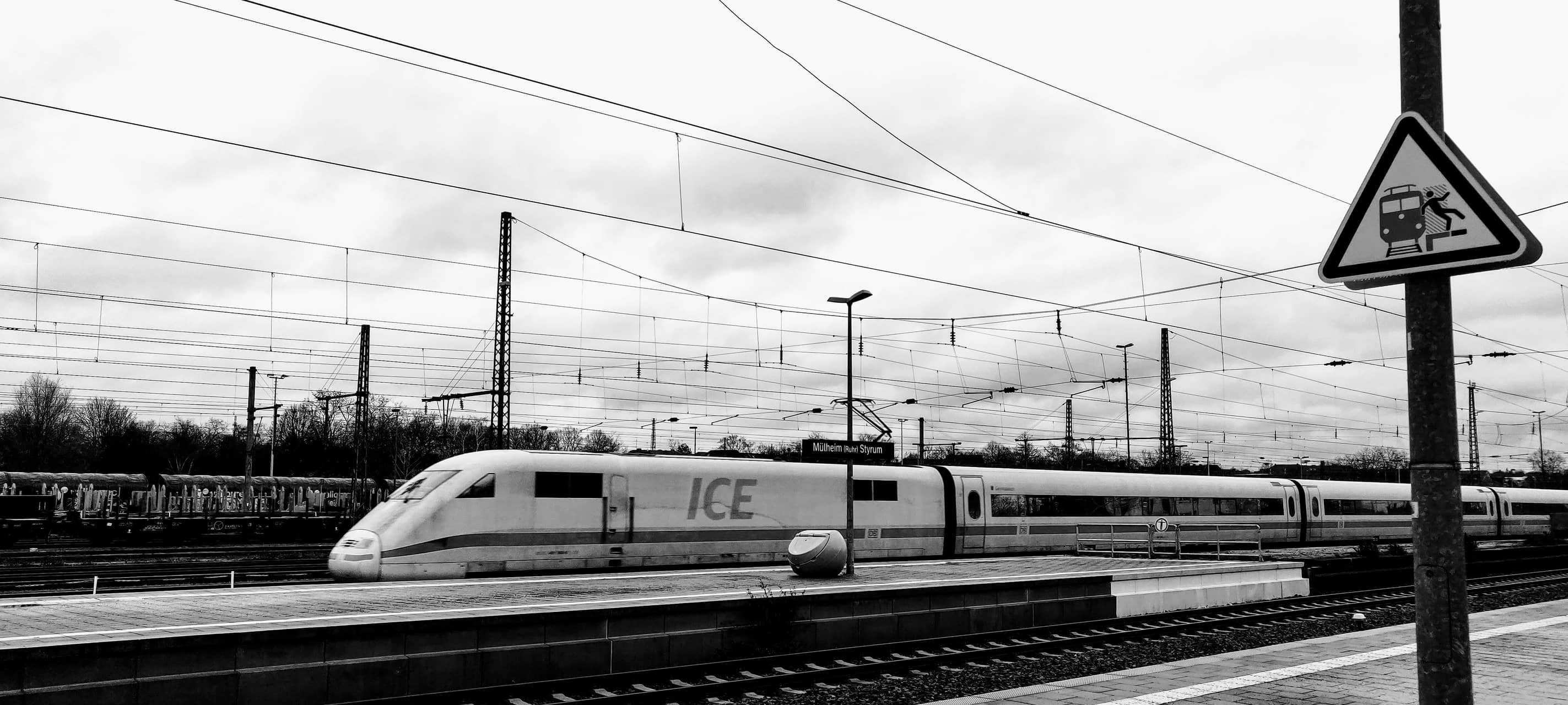 ICE muss wegen Steinen auf Gleisen in Gelsenkirchen bremsen