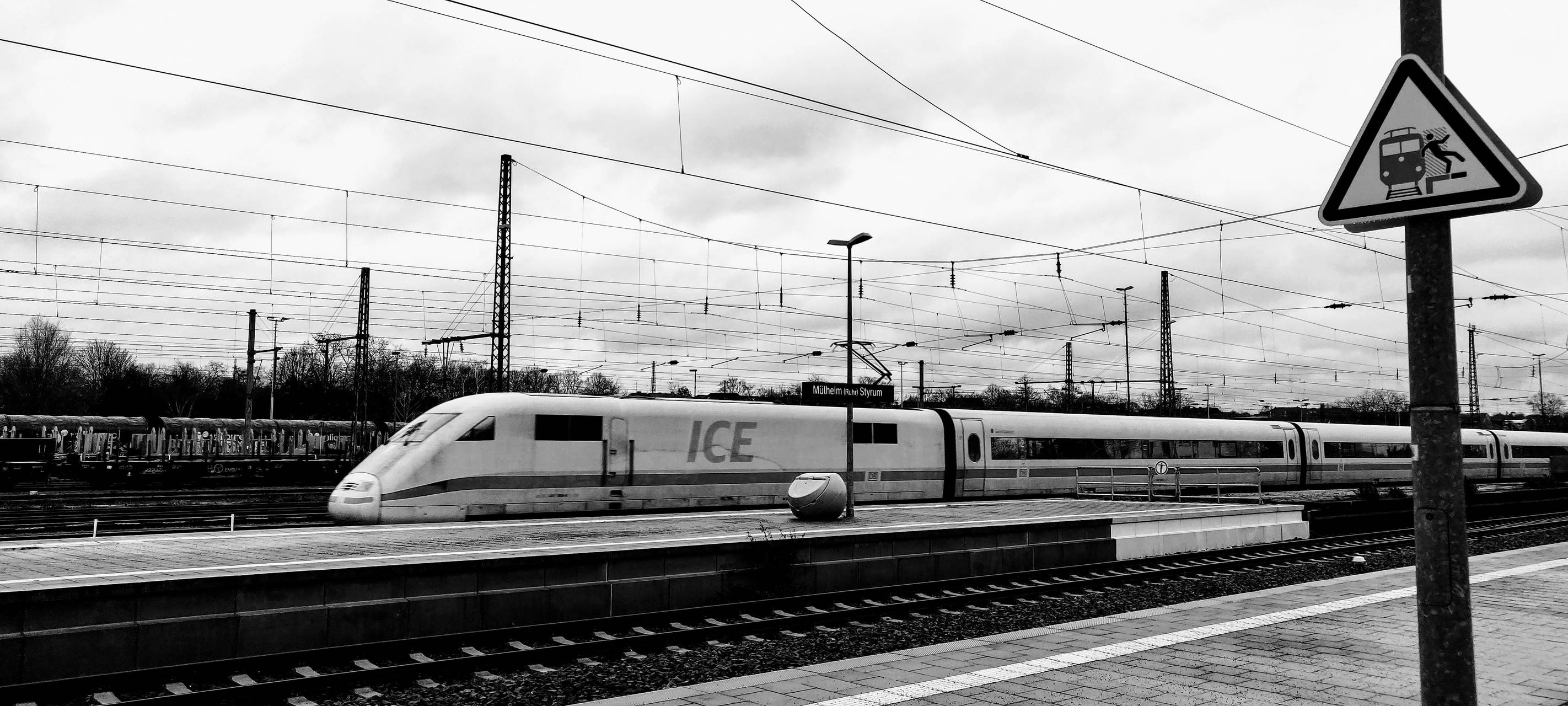 Mann vergisst Rucksack mit Geld und Messer in ICE