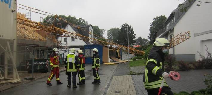 Baukran stürzt auf Straße