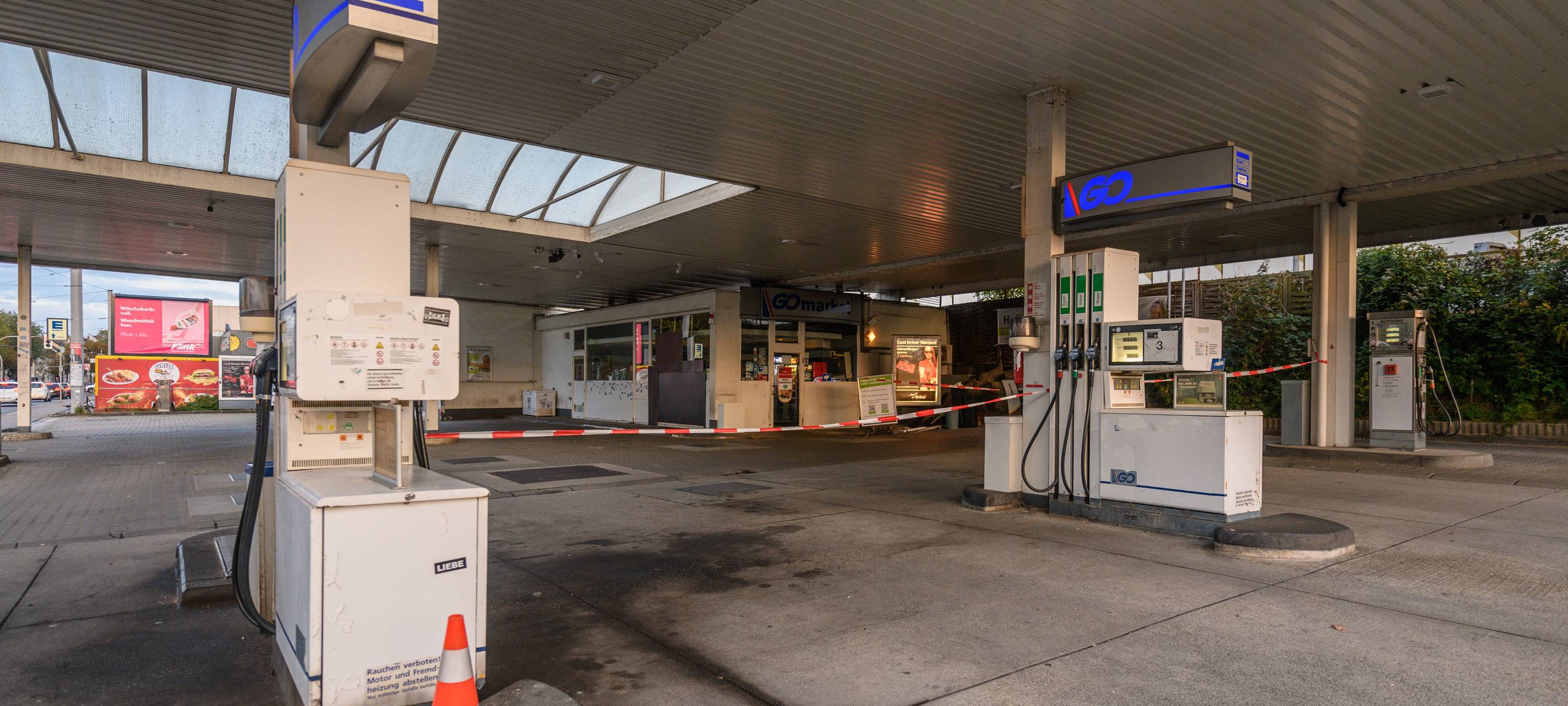 Junge startet PKW mit eingelegtem Gang