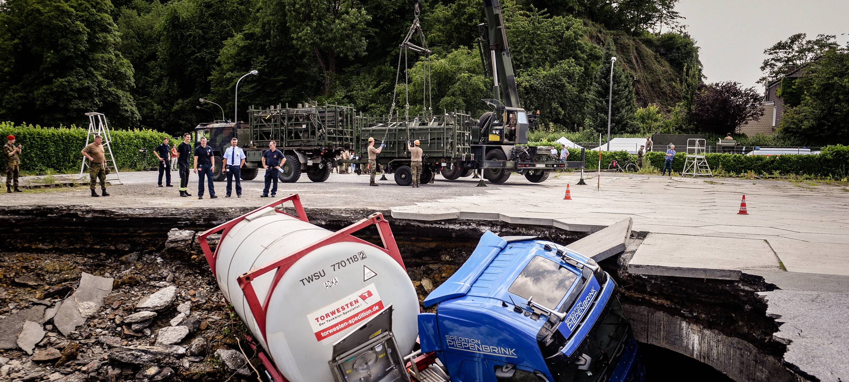 Spezialisten verfüllen Krater in Essen
