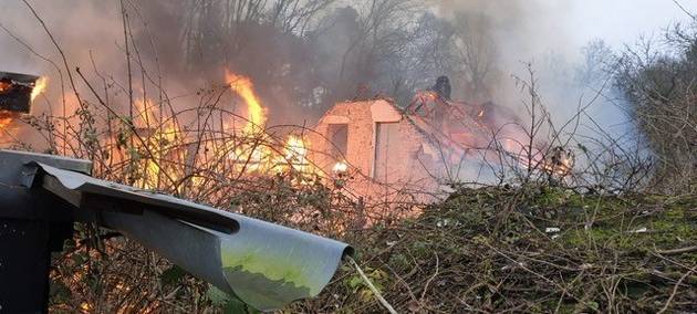 Feuer zerstört Haus am Nachbarsweg