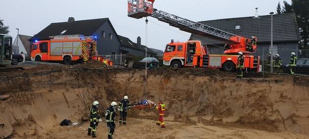 Mann stürzt in Baugrube