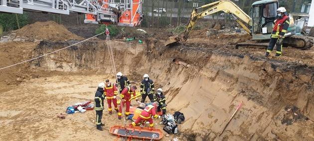 Mann stürzt in Baugrube
