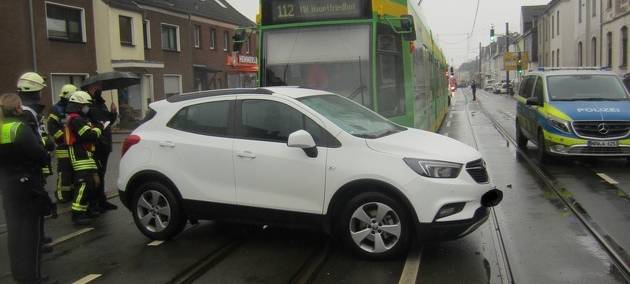 Straßenbahn kracht in Auto