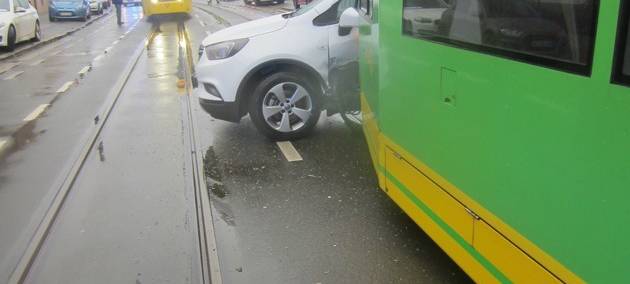 Straßenbahn kracht in Auto