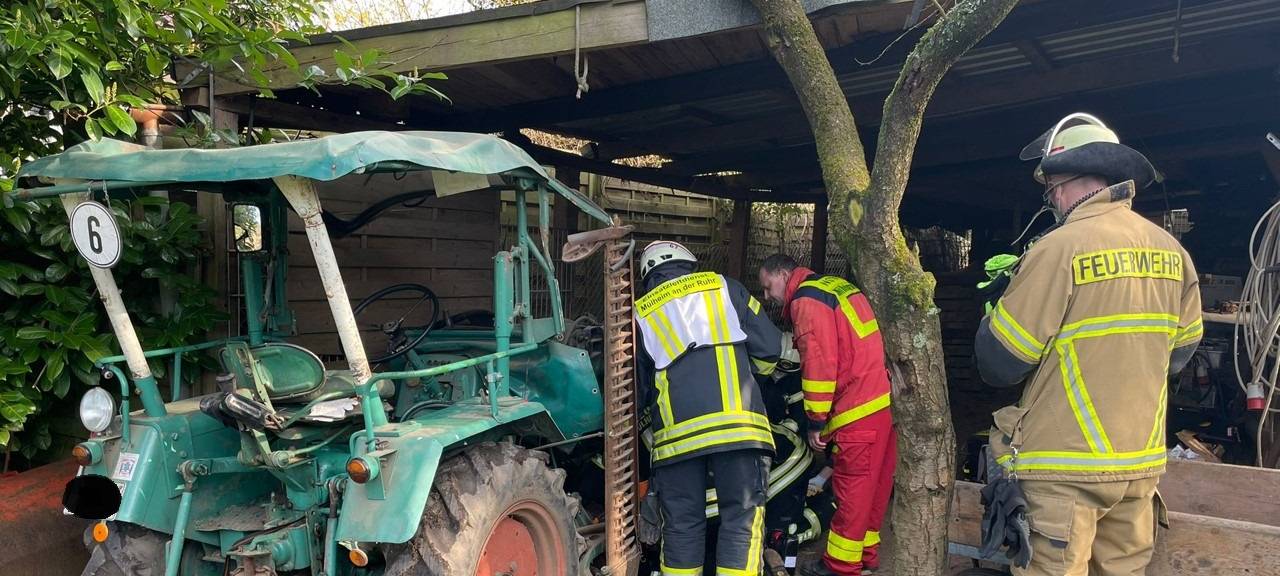 Mann unter Traktor eingeklemmt
