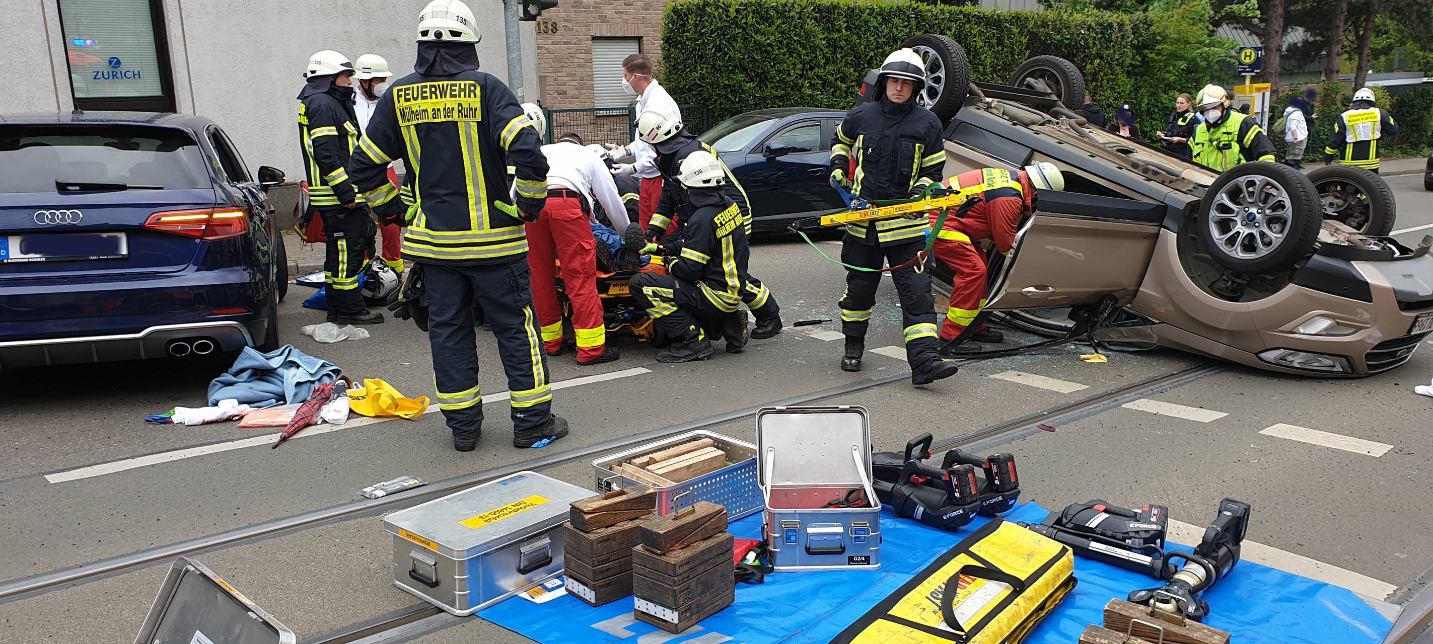 Auto überschlägt sich auf Aktienstraße