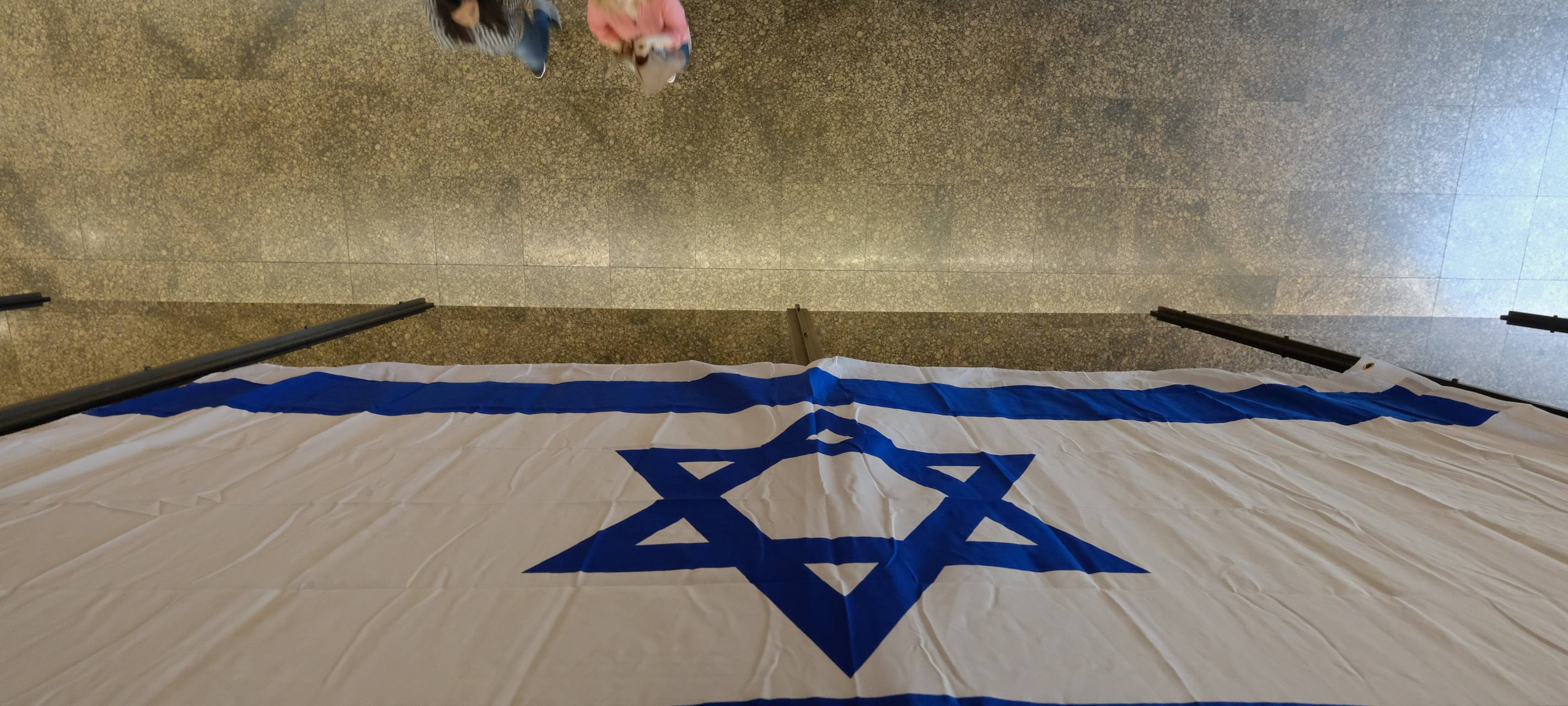 Israelische Flagge weht am historischen Rathaus