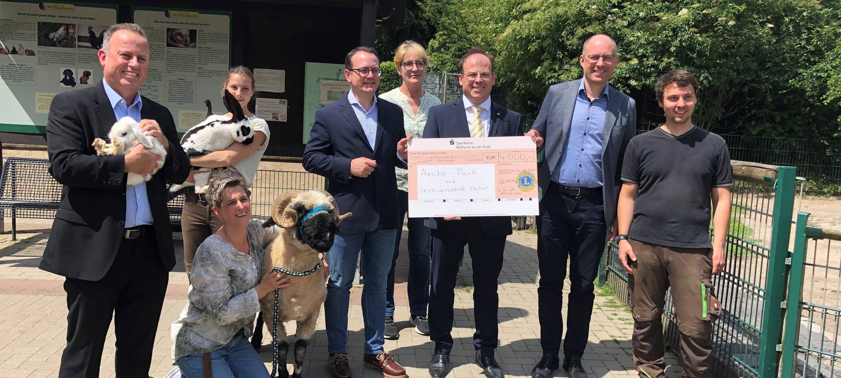 Spendenübergabe im Tiergehege