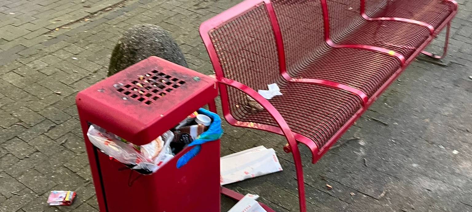 IGS Speldorf montiert Bänke und Mülleimer ab