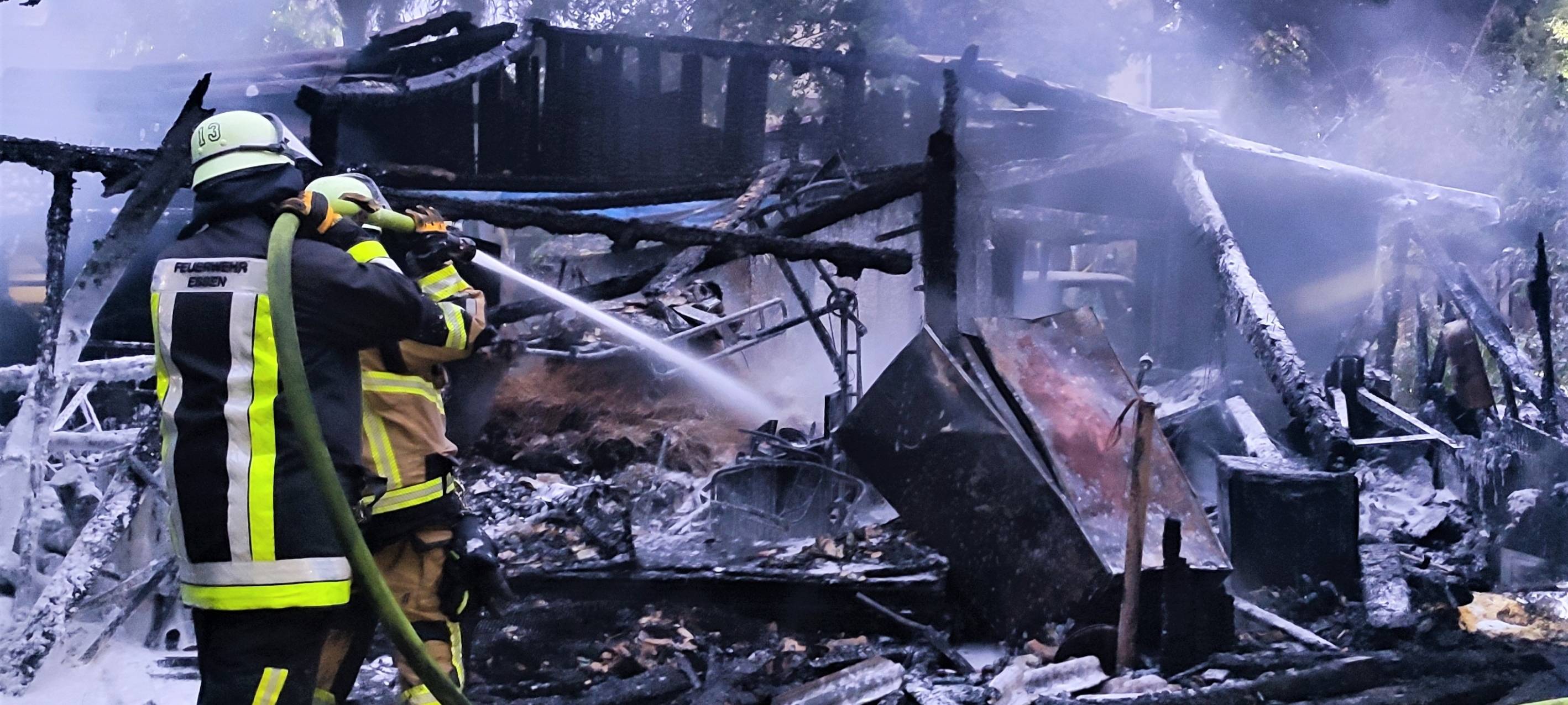 Feuerwehr rettet Katzenbabys aus Flammen