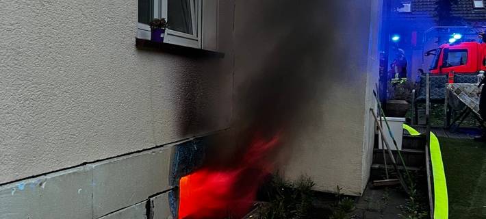 Feuerwehr löscht Kellerbrand in Styrum
