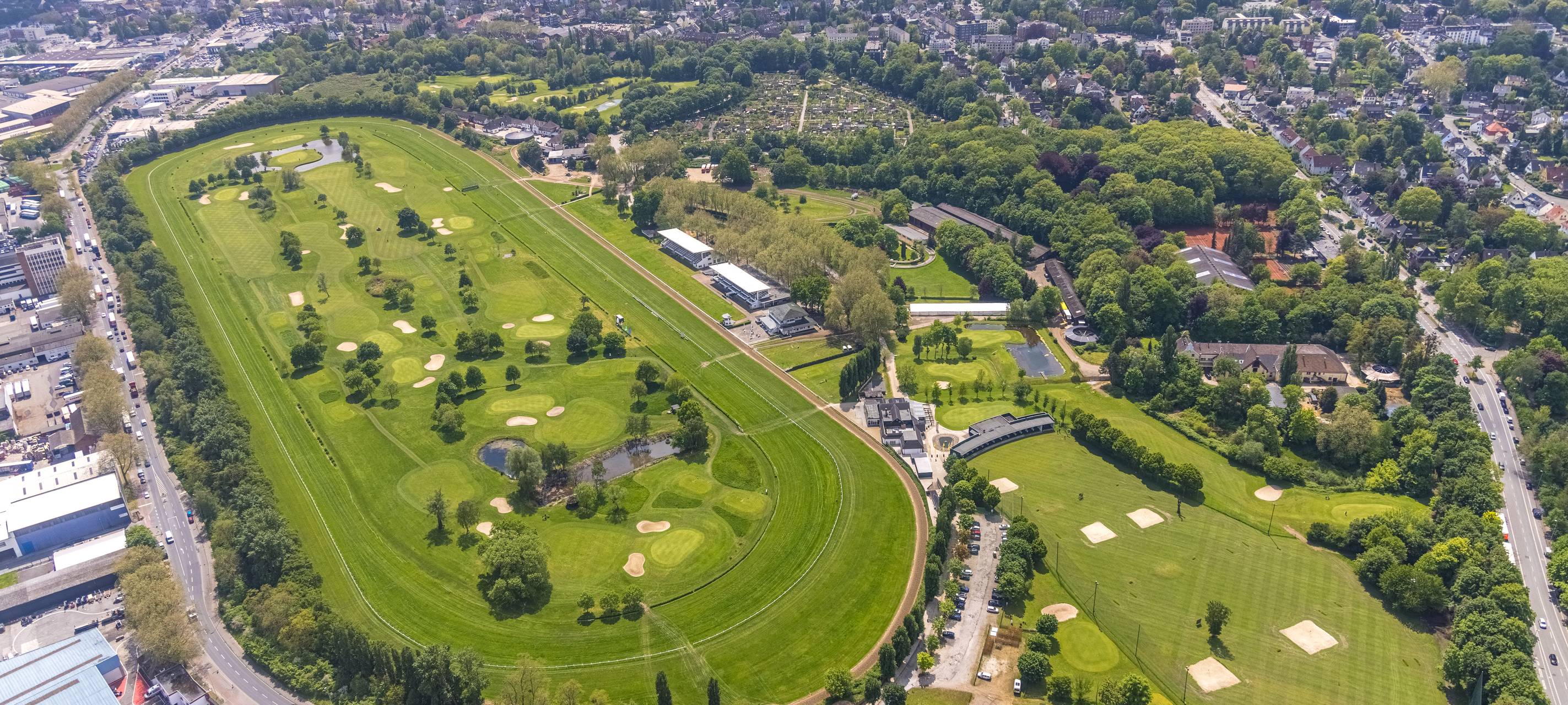 Starkregen sorgt für Absage des Renntags