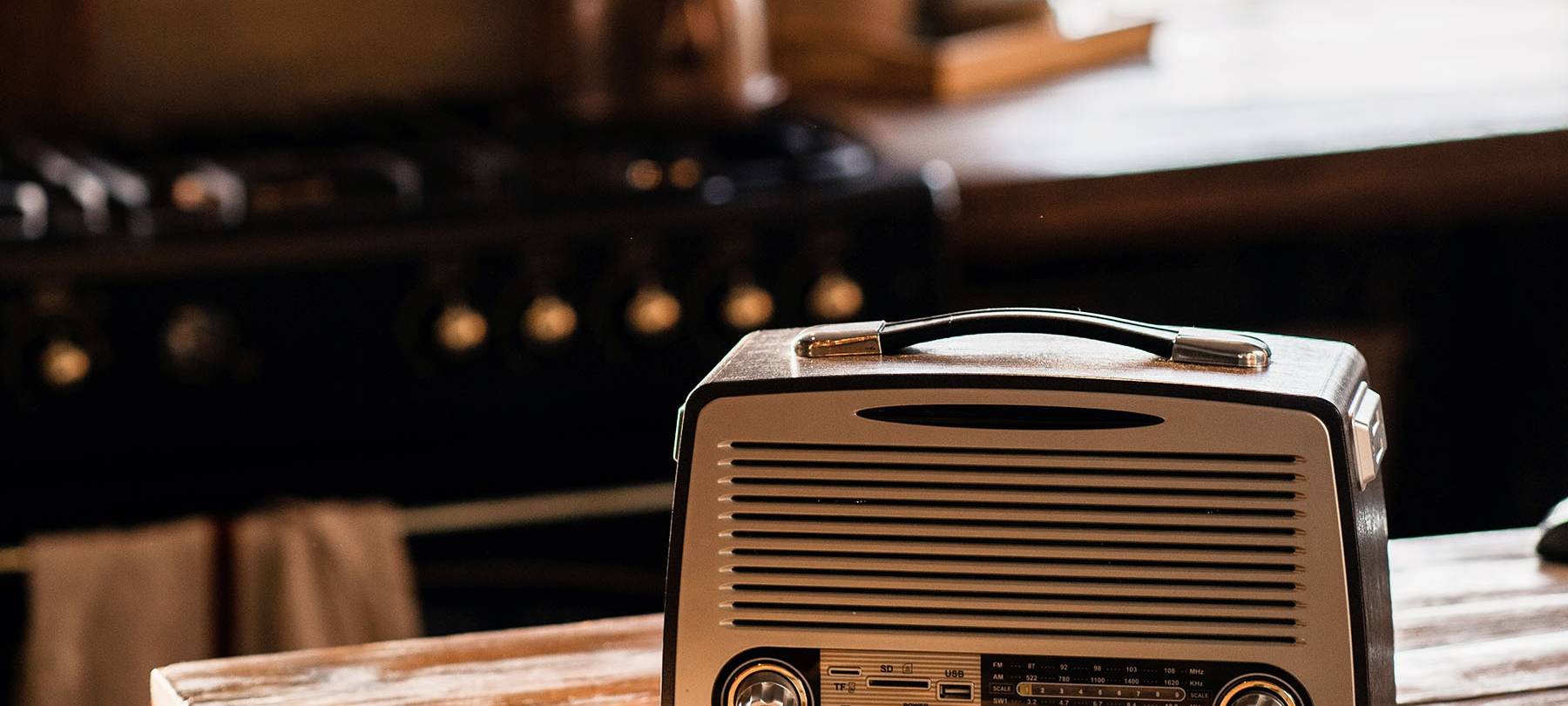 Altes Radio auf Küchentisch