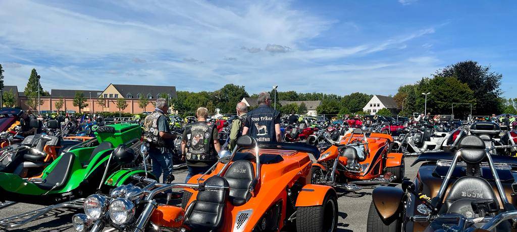 Kilometerlanger Trikekorso durch Mülheim