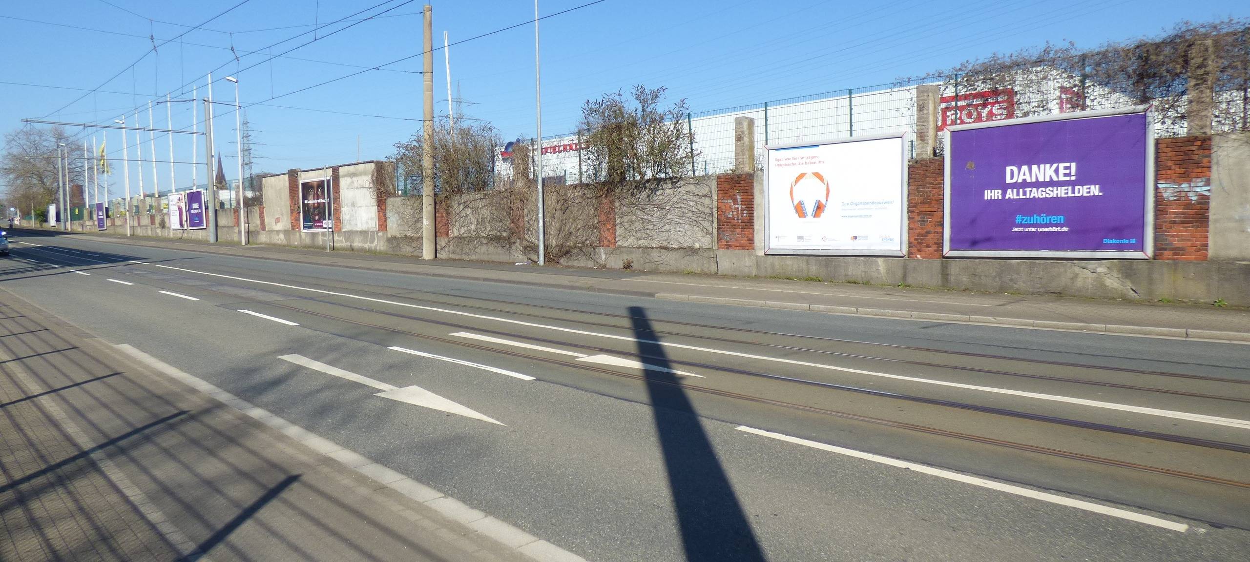 Stadt saniert Stützwand an Oberhausener Straße