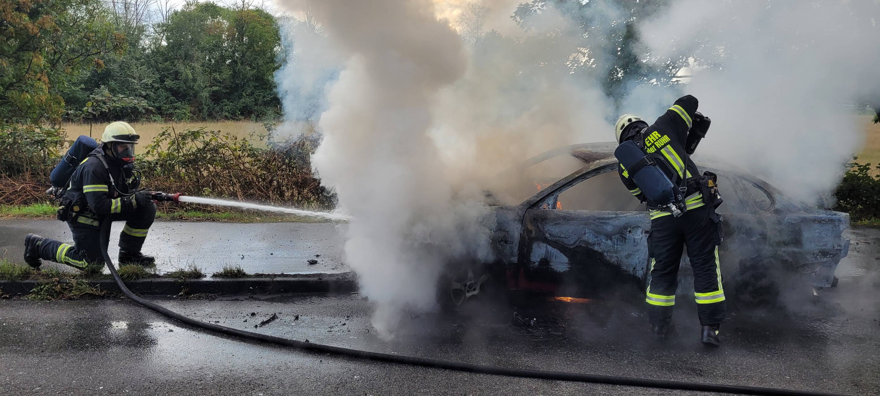 Auto gerät während der Fahrt in Brand
