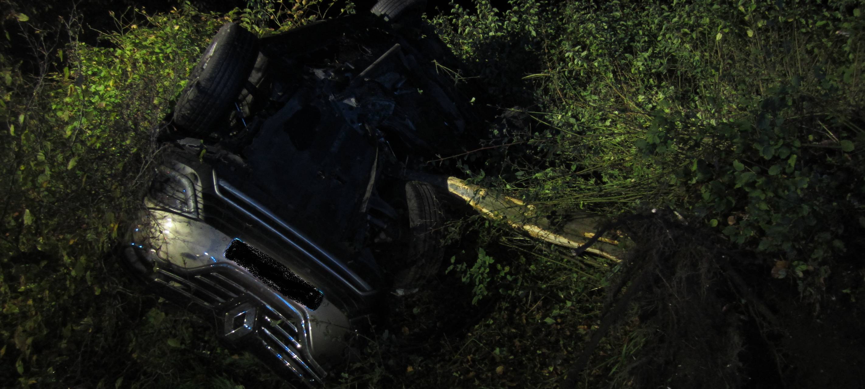 Fluchtauto überschlägt sich auf A40
