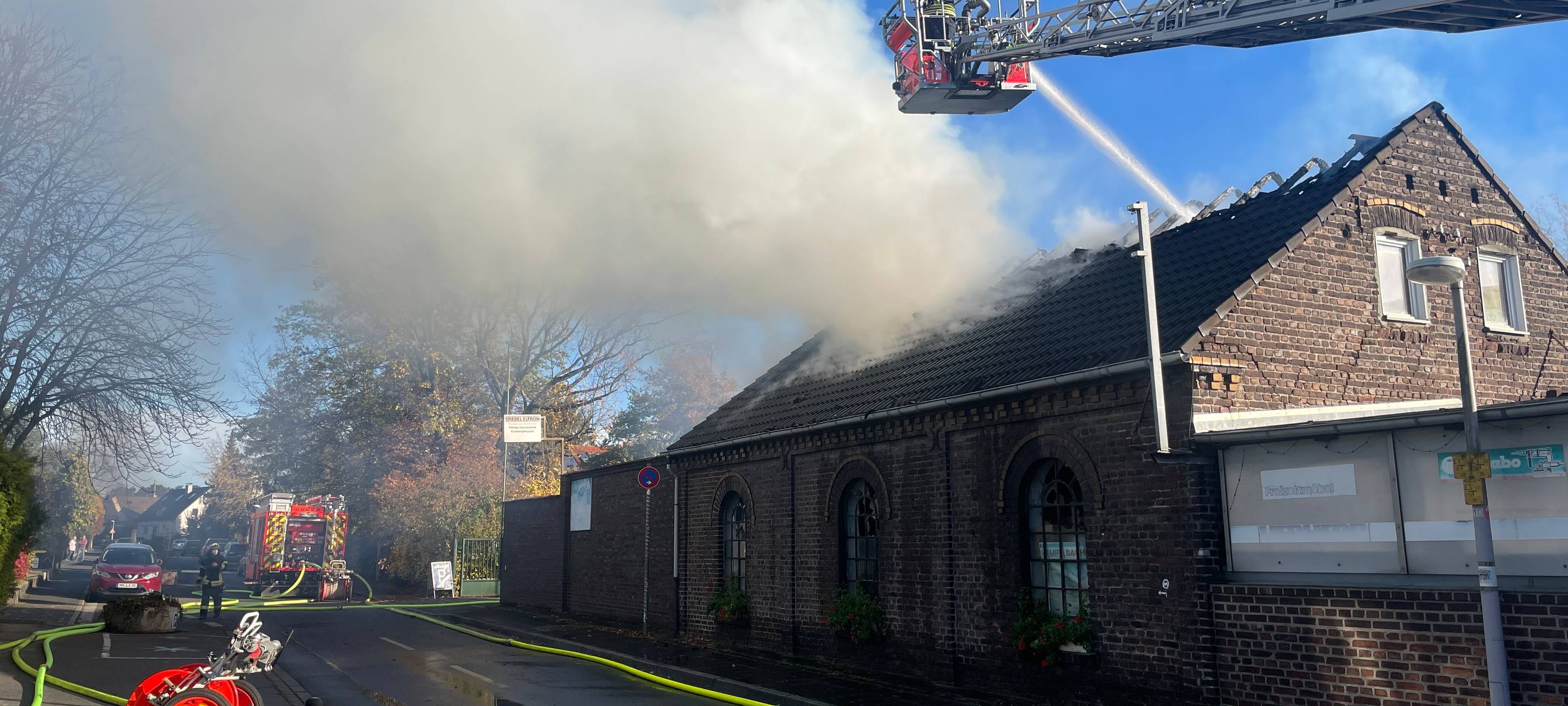 Feuerwehr löscht Brand in Selbeck - MIT UPDATE