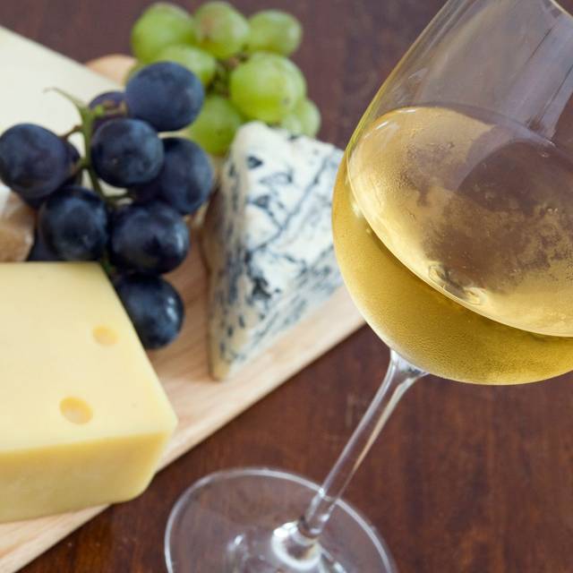 Säure ist der Feind des Käses, ansonsten passt Wein wunderbar.