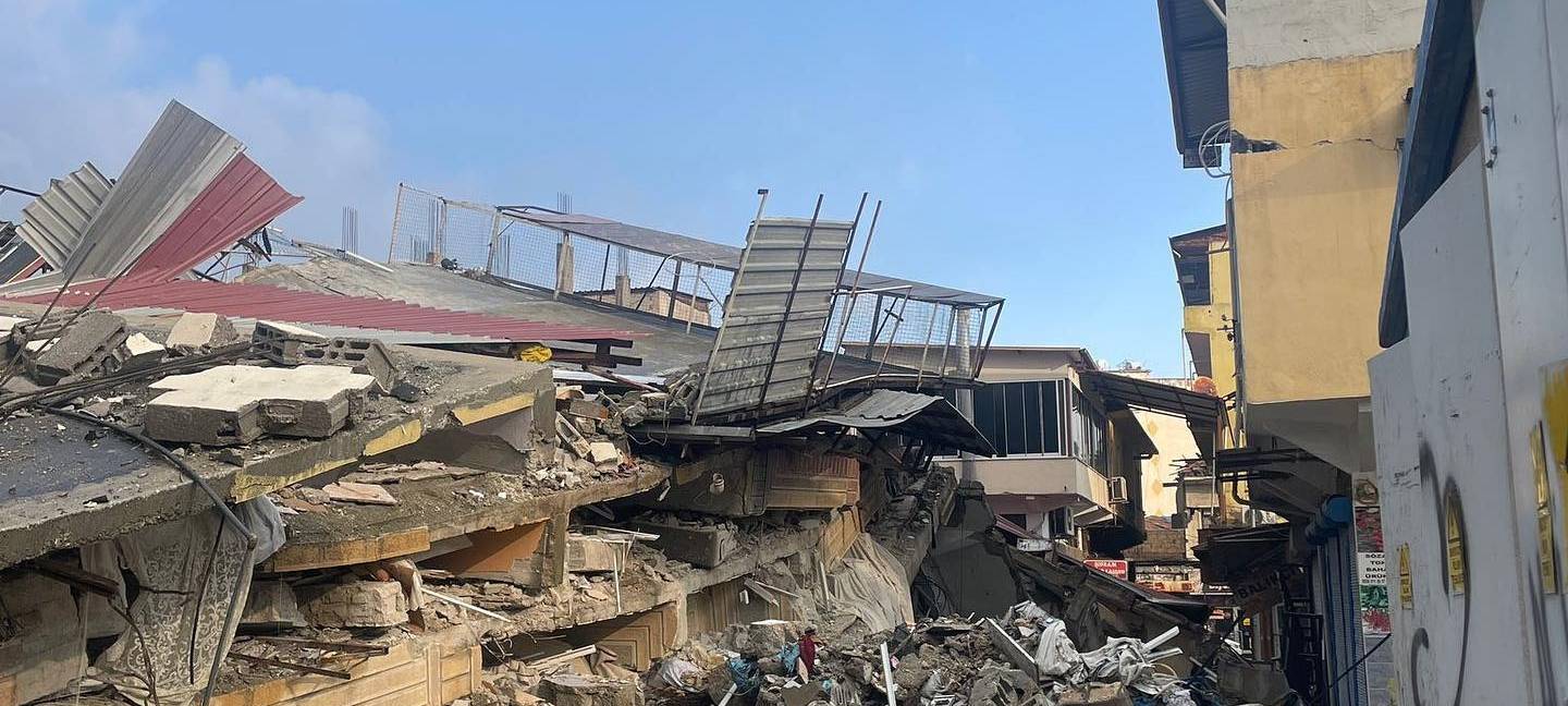 Bittgebet und Kuchenverkauf für Erdbebenopfer