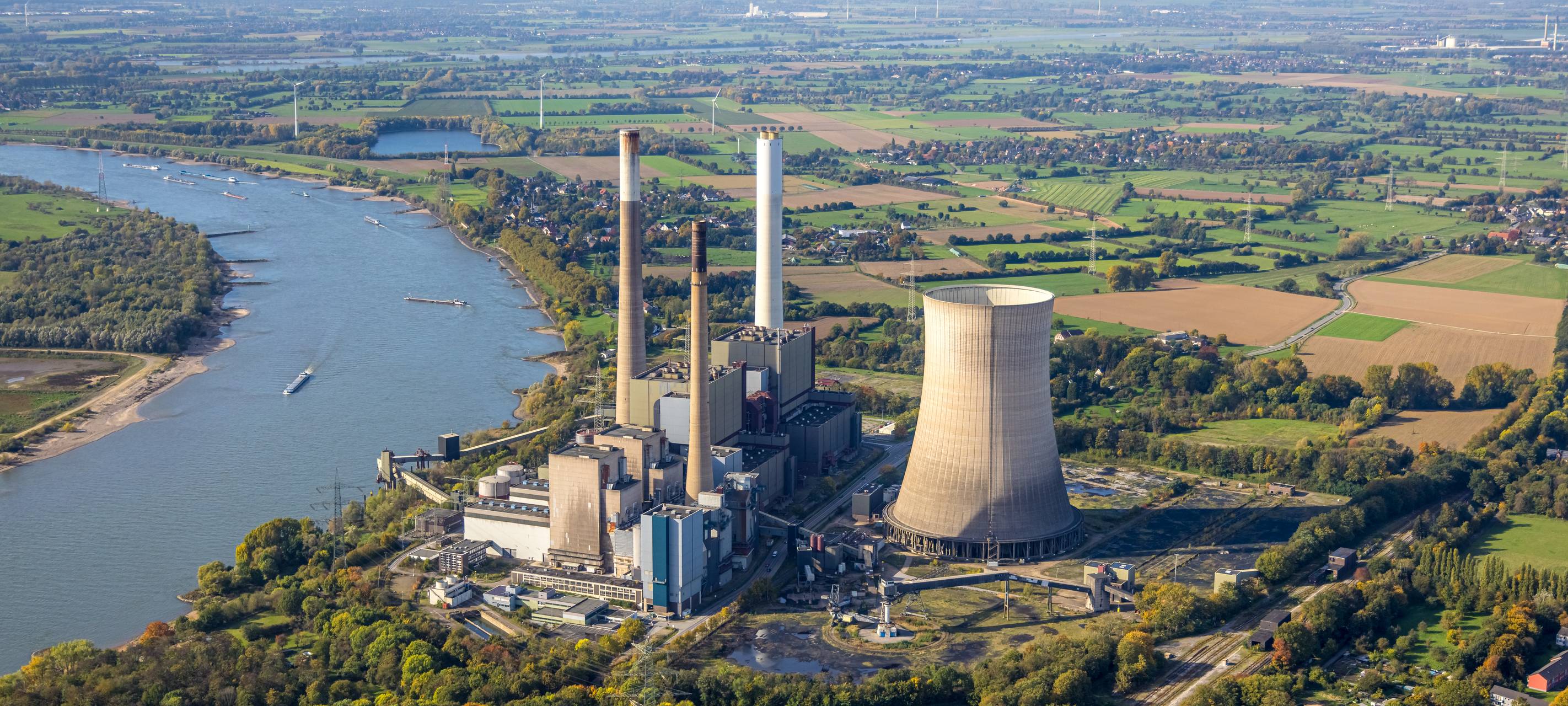 Binnenschiffer rettet Kanuten aus Rhein