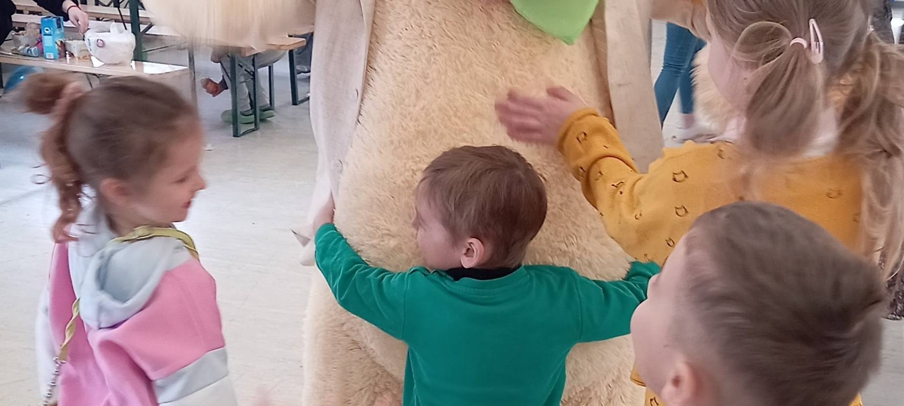 Osterbär besucht Flüchtlingsunterkunft