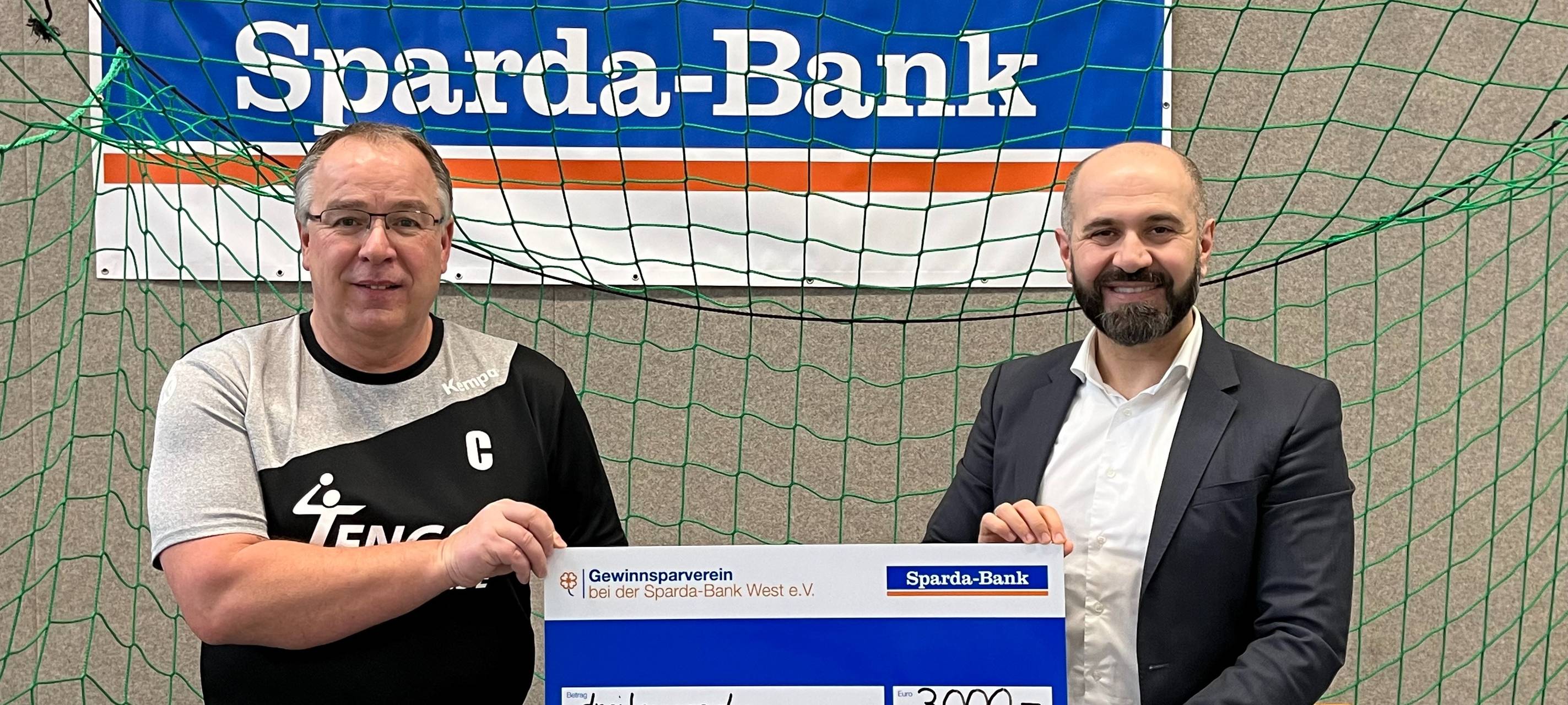 Handballer bekommen Spende von Sparda-Bank