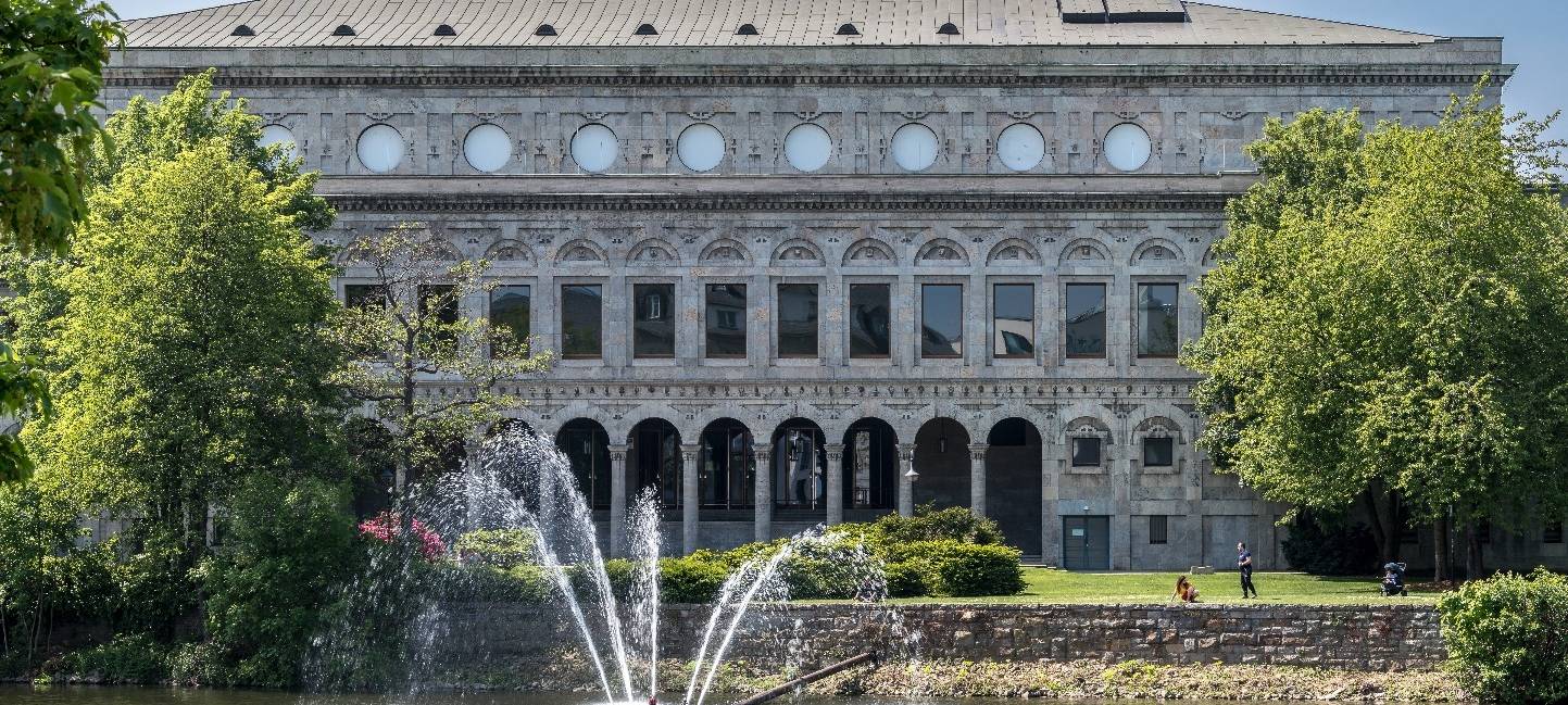 Stadthallenfontäne wird abends angeleuchtet