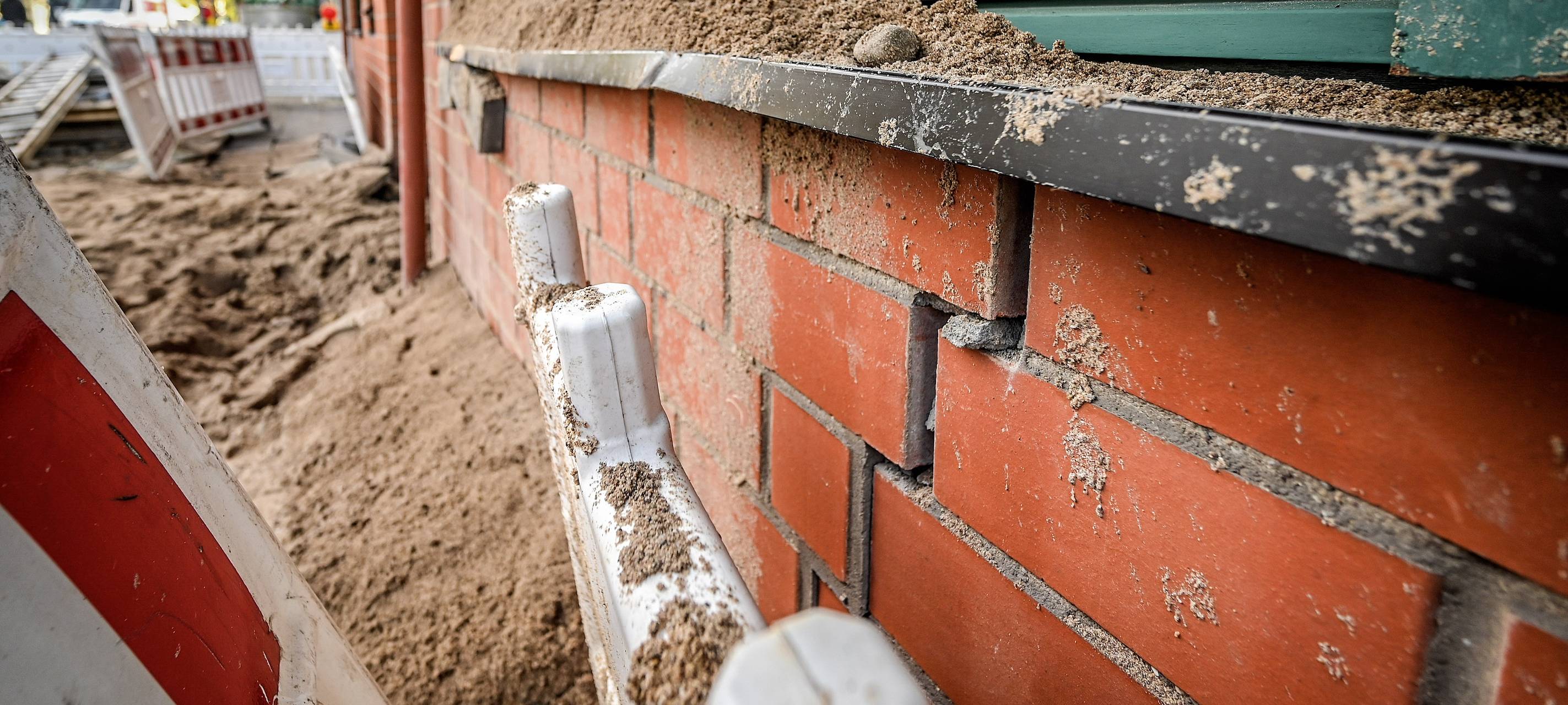 Häuser nach Bombensprengung unbewohnbar