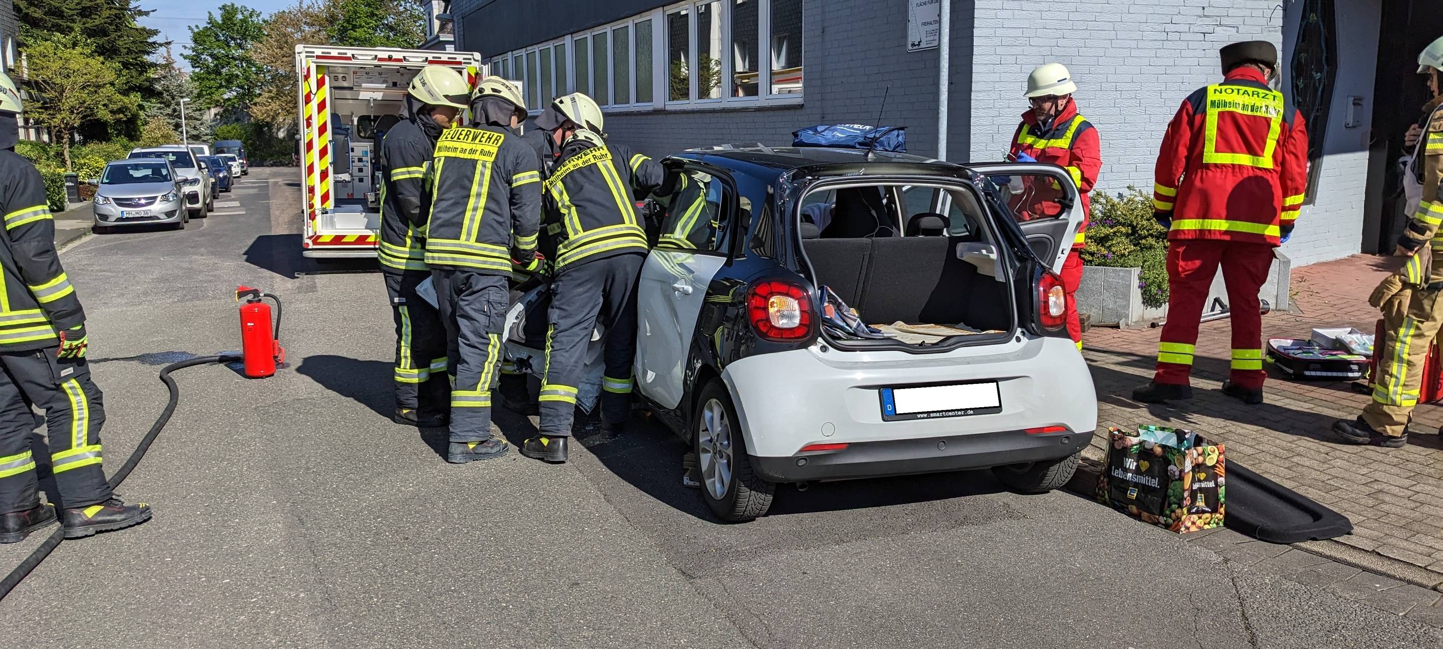 Unfall zwischen Straßenbahn und Smart