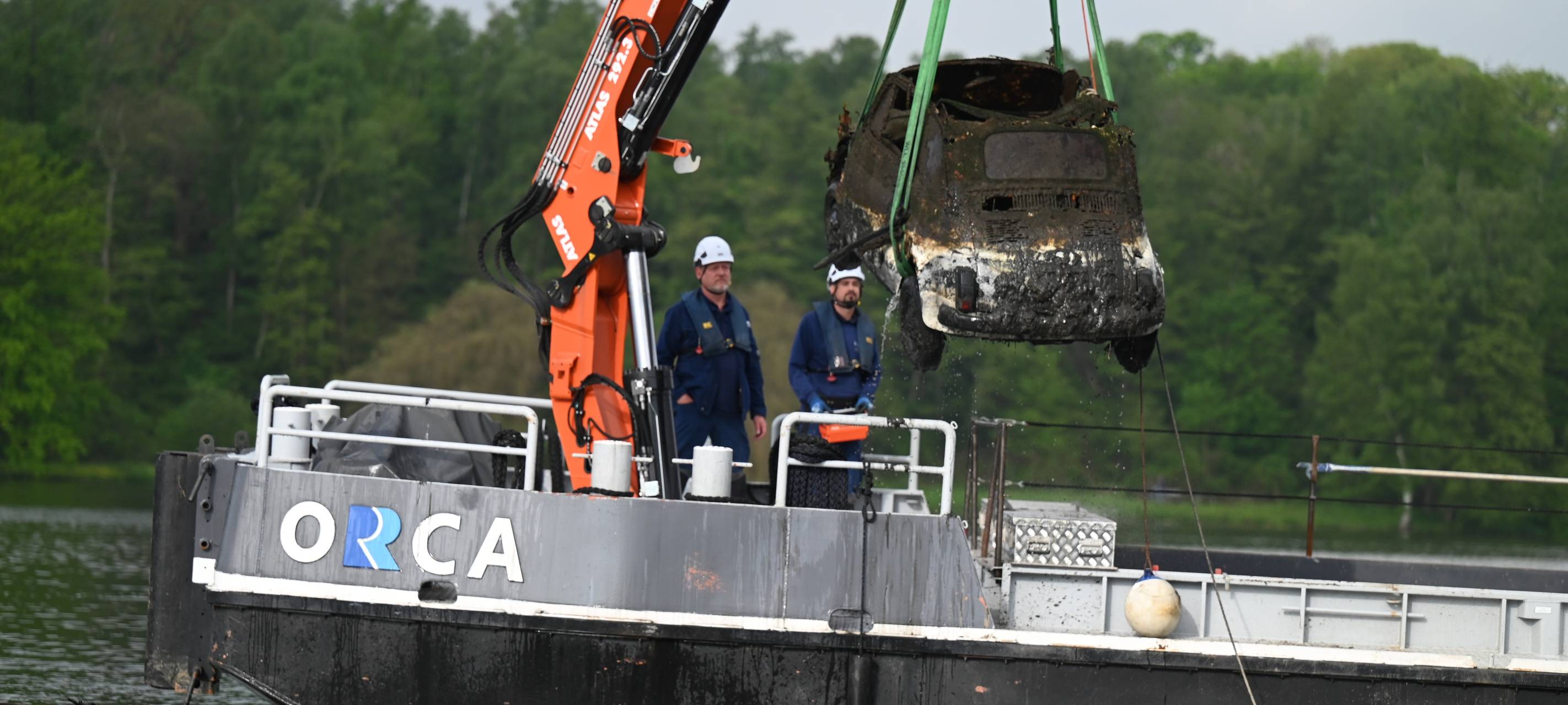 Alte Autos werden aus Baldeneysee geholt