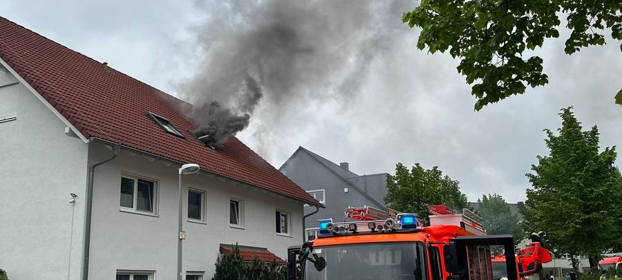 Mann bei Dachgeschossbrand verletzt