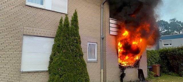 Frau aus brennendem Haus gerettet