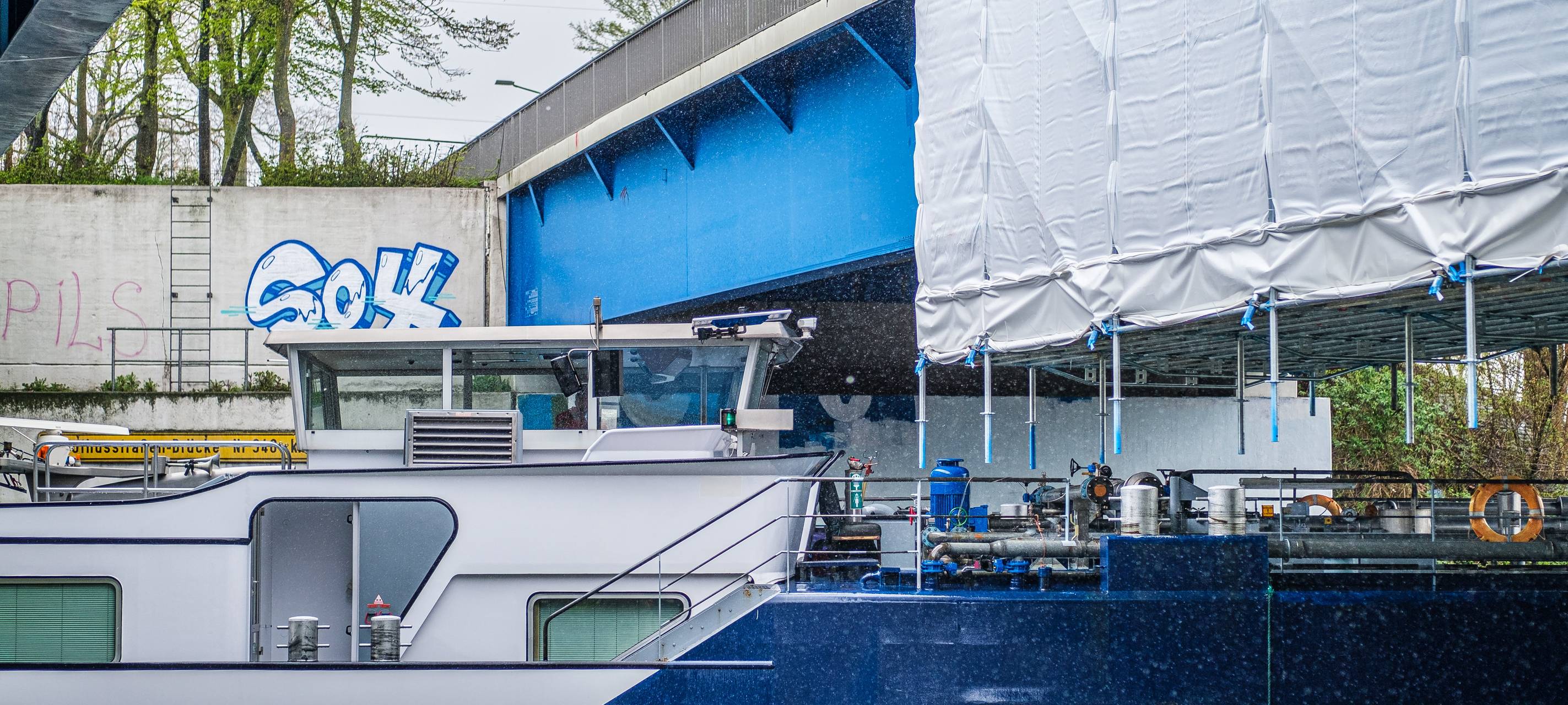 Schon wieder: Schiff kracht in Kanalbrücke