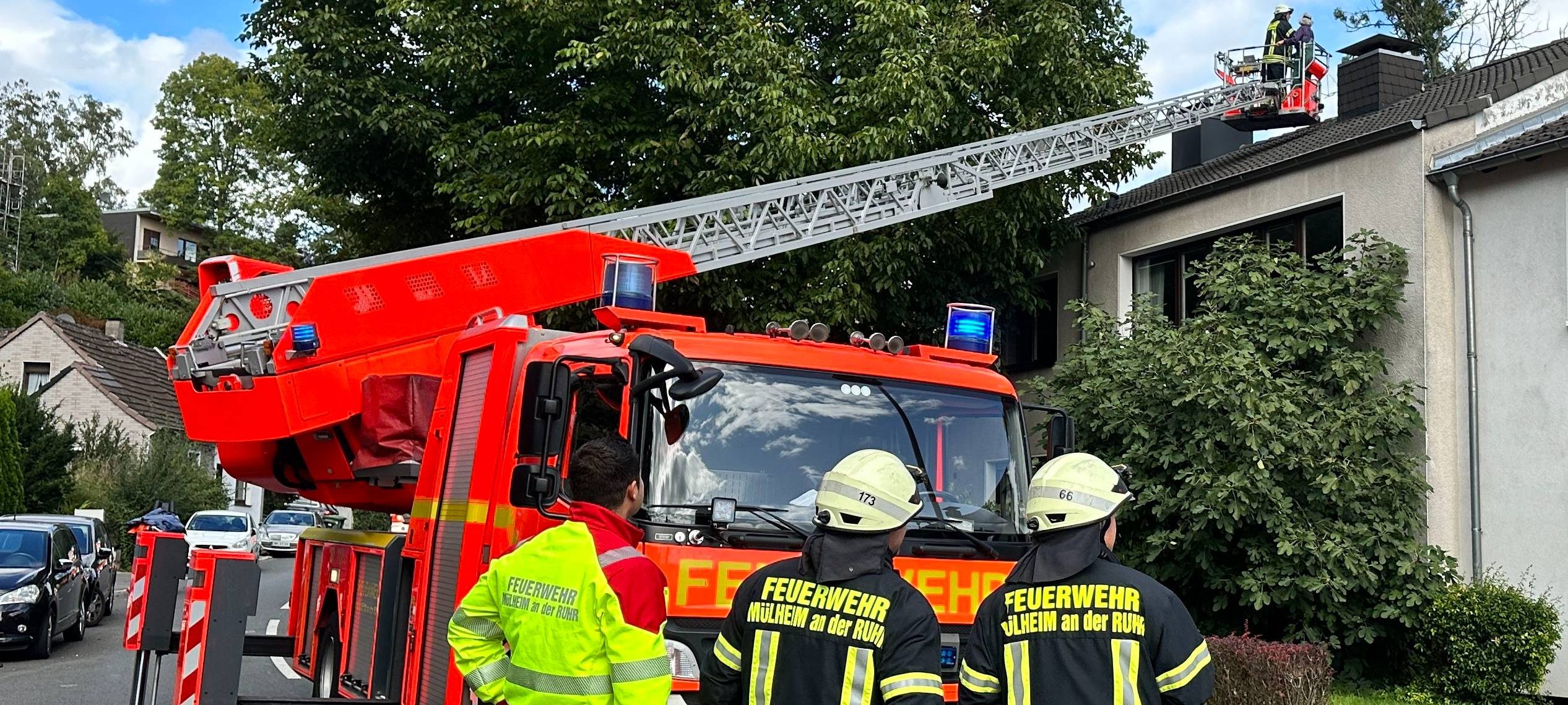 Ältere Frau sperrt sich aus - Feuerwehr hilft