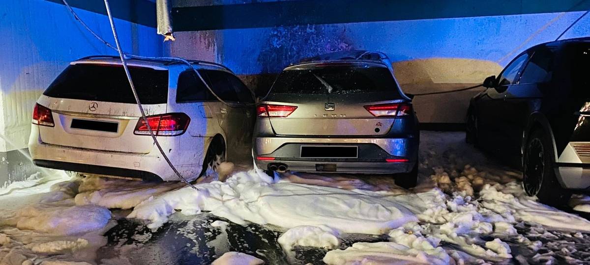 Feuerwehr löscht brennendes Auto