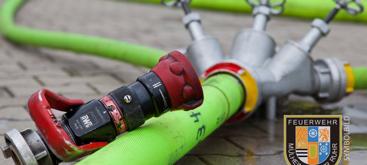 Feuerwehr löscht Zimmerbrand