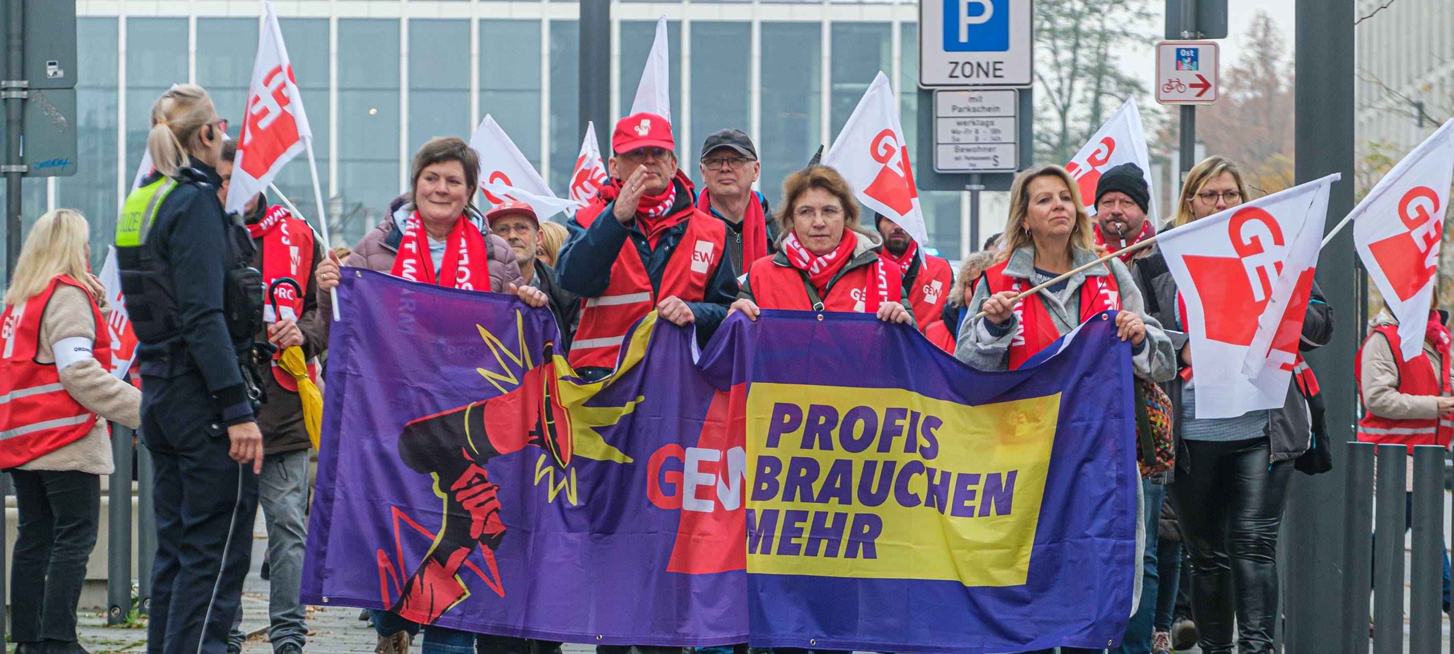 Angestellte Lehrer legen Arbeit nieder