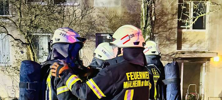 Feuerwehr löscht Kellerbrand