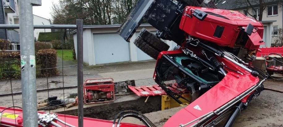 Bagger kippt in Baugrube - Fahrer leicht verletzt