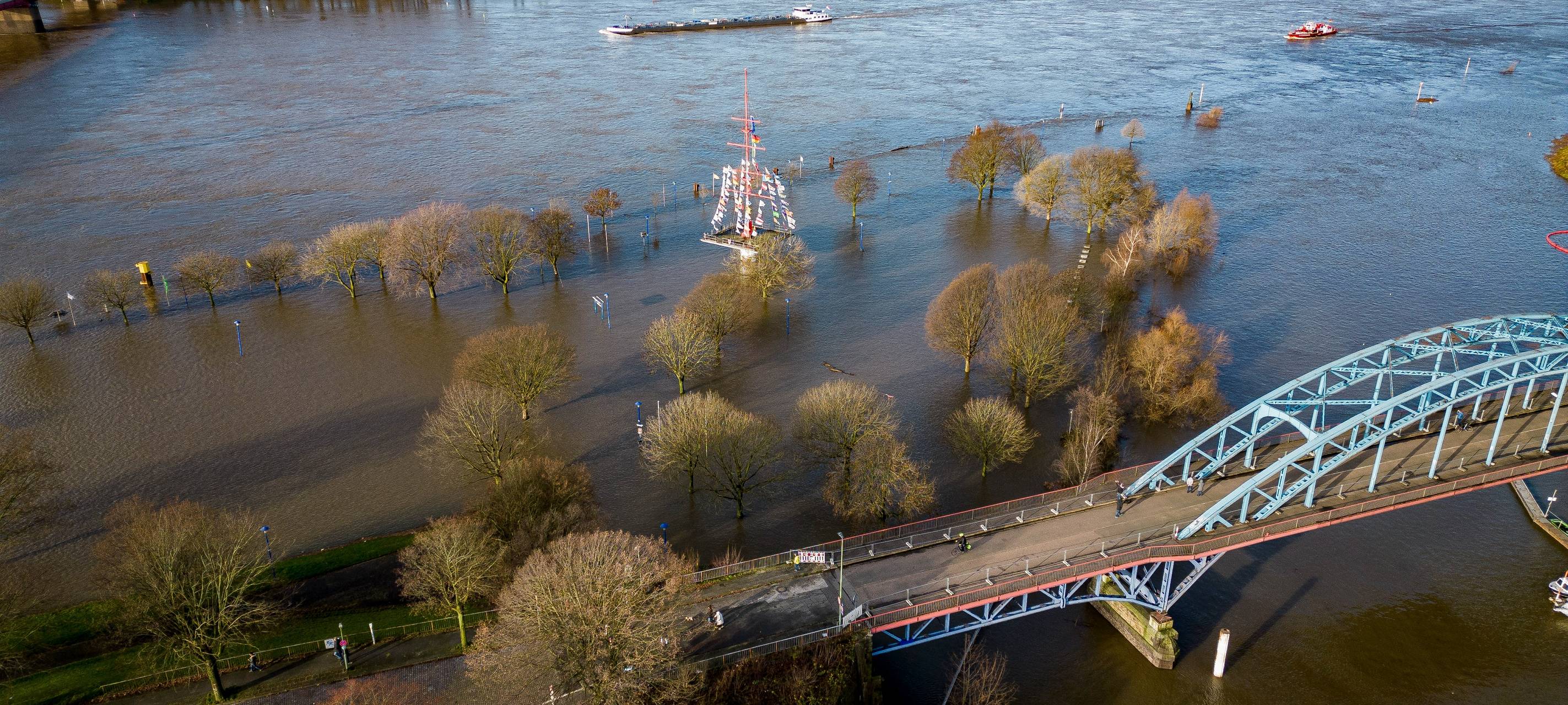 Weiter hohe Pegelstände an Rhein und Ruhr