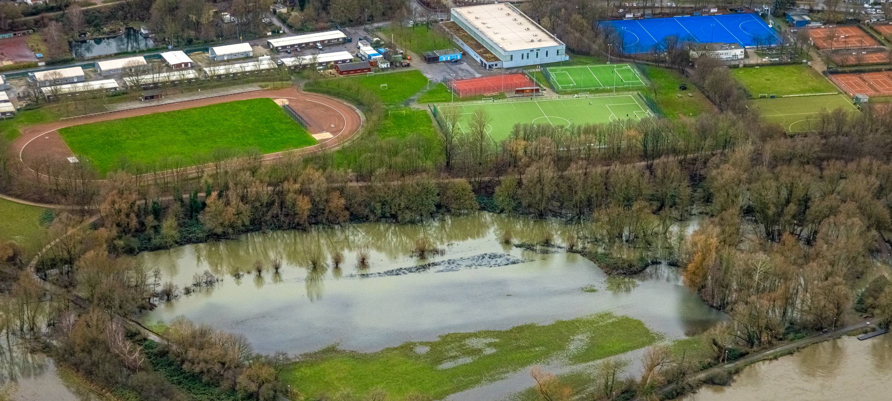 Unbekannte entfernen Hochwasser-Beschilderung