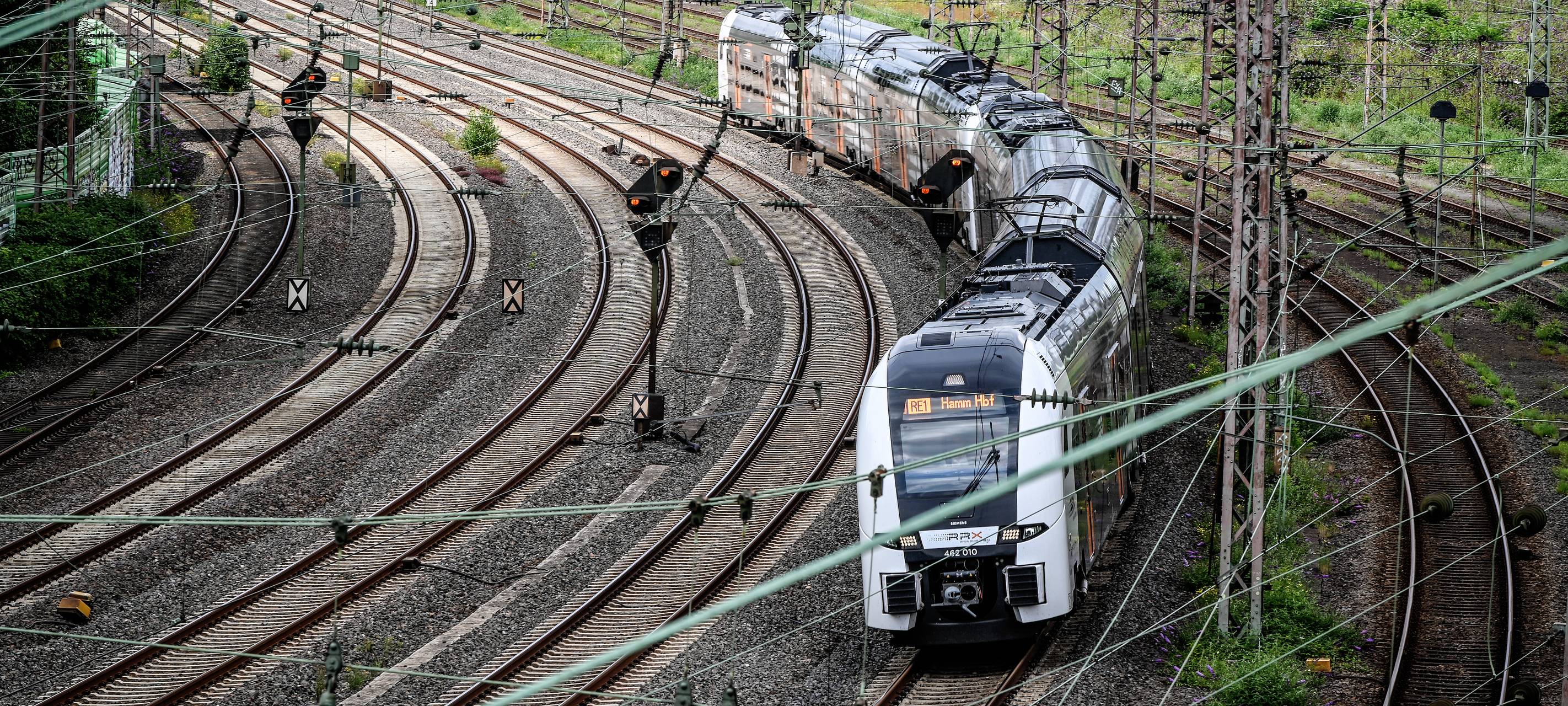 Regionalexpress fährt mit offener Tür