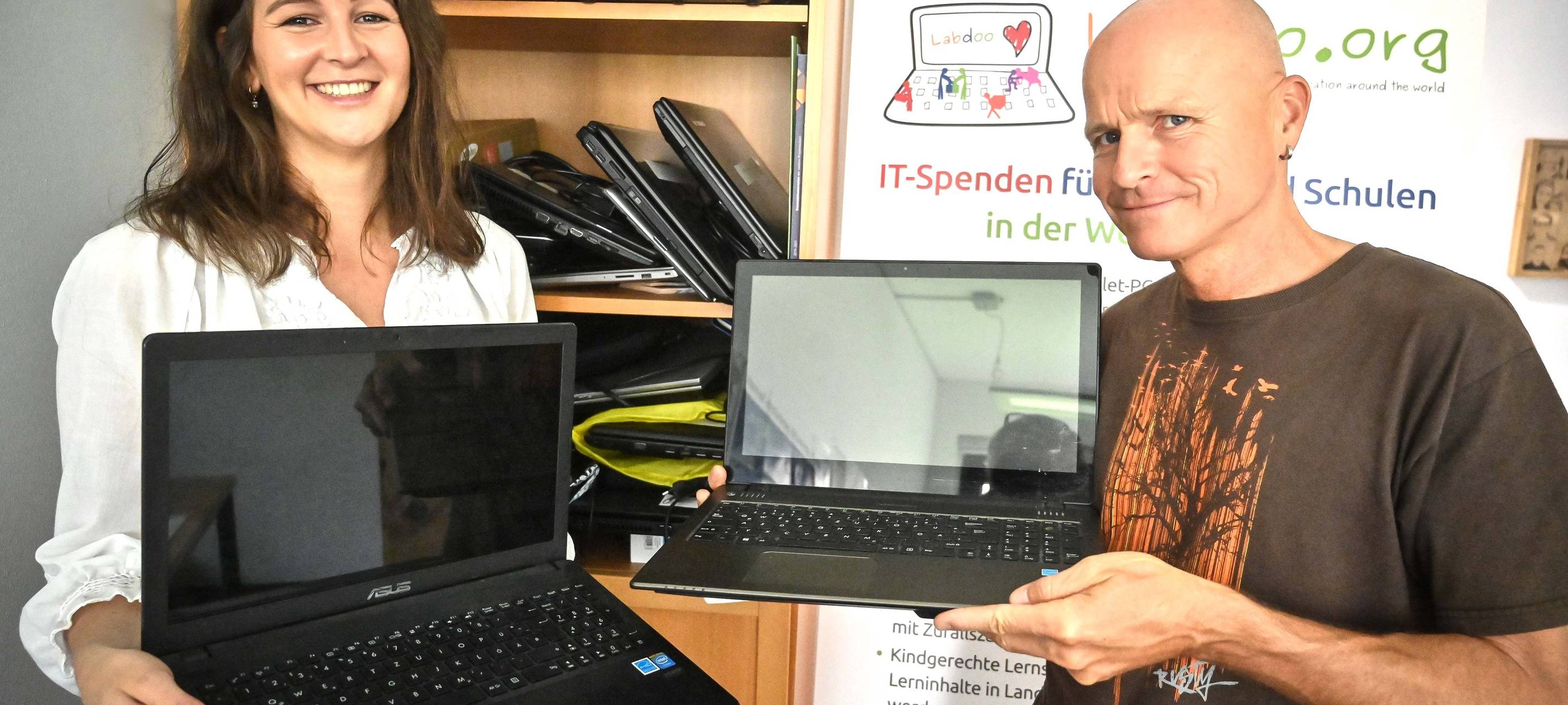 Labdoo.org übergibt Laptops an Kinderschutzbund